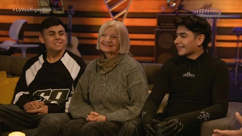 Fernando lleg&oacute; a La Voz Argentina 2025 acompa&ntilde;ado de su madre y de Tom&aacute;s, su hermano menor.