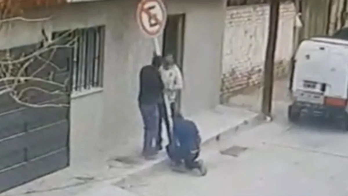 Video: se robó un cartel de "prohibido estacionar" instalado en la puerta de su casa y lo detuvieron