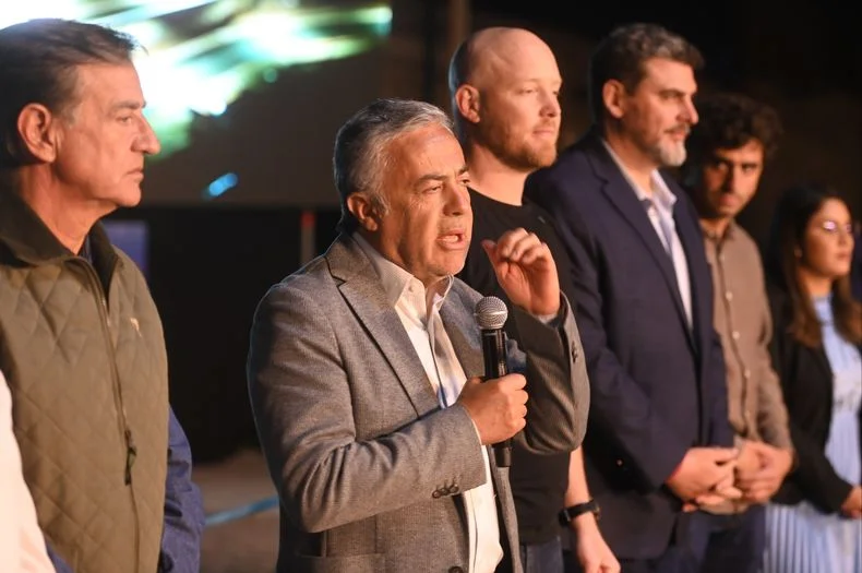 Rodolfo Suárez encaró la obra, Alfredo Cornejo la inauguró junto al intendente Esteban Allasino.