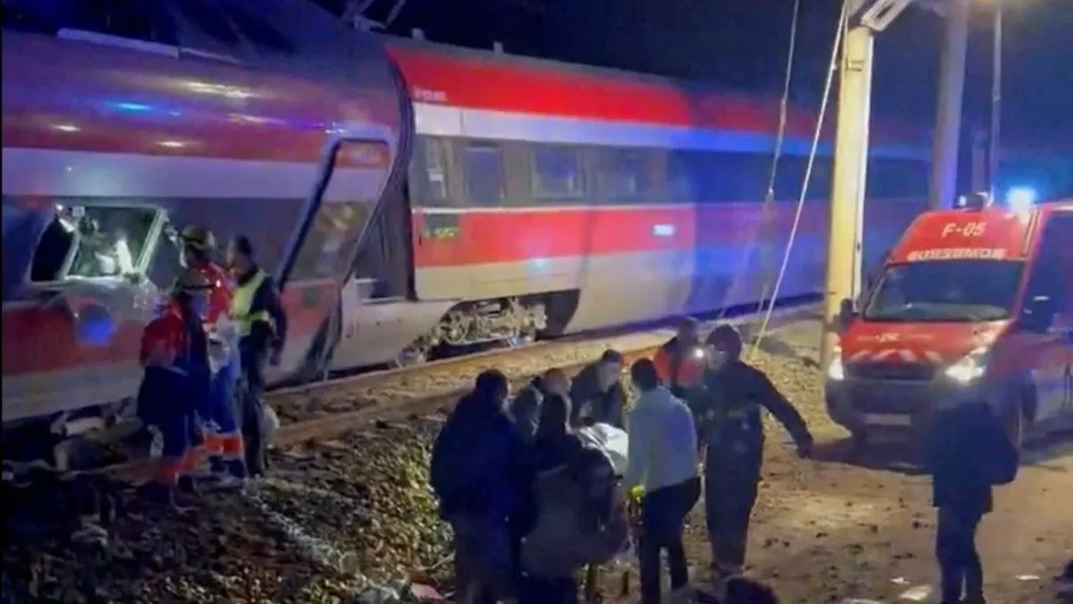 VIDEO: Tragedia en España: dos trenes de alta velocidad descarrilaron, hay al menos 7 muertos y más de 100 heridos