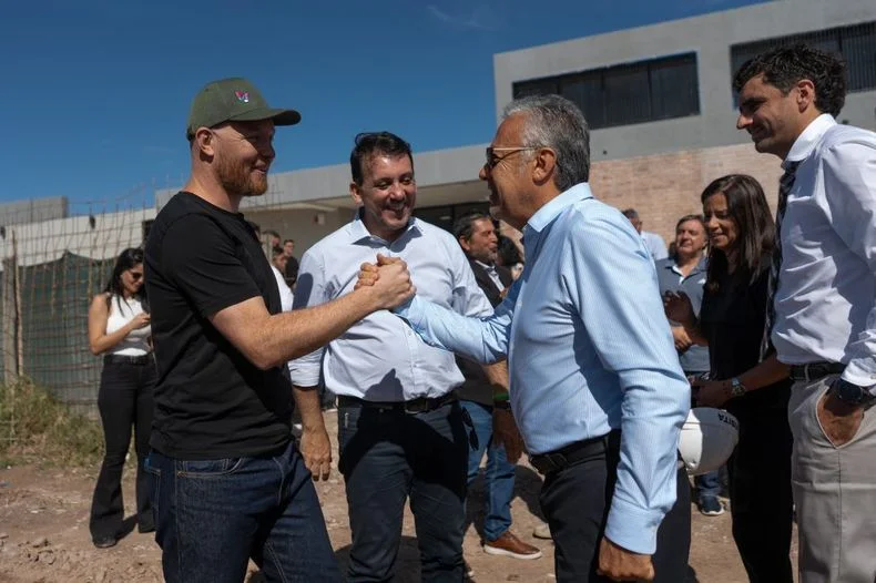 Alfredo Cornejo con Esteban Allasino y Tadeo García Zalazar. 