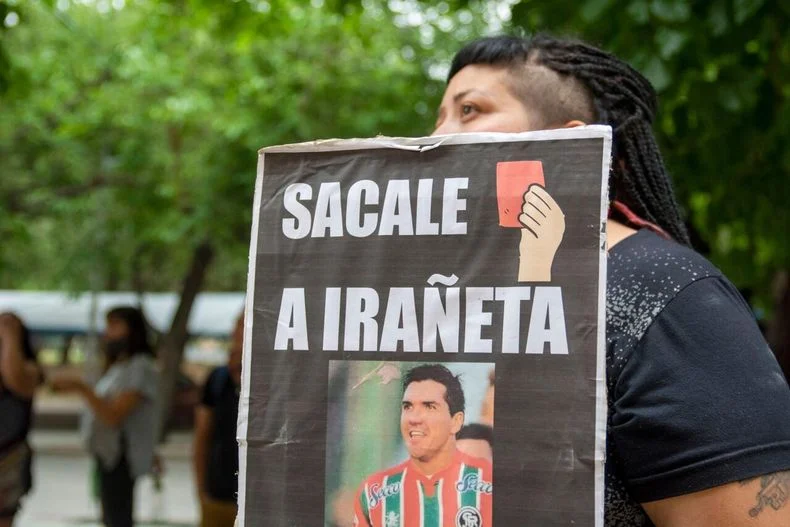 Una pancarta contra Irañeta.