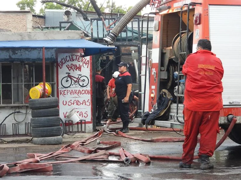 Incendio a metros del Acceso Norte: un local de comidas y varios monoambientes afectados