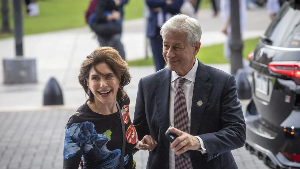 Alfombra roja para el JP Morgan en la previa de las elecciones y en plena negociación por minerales críticos