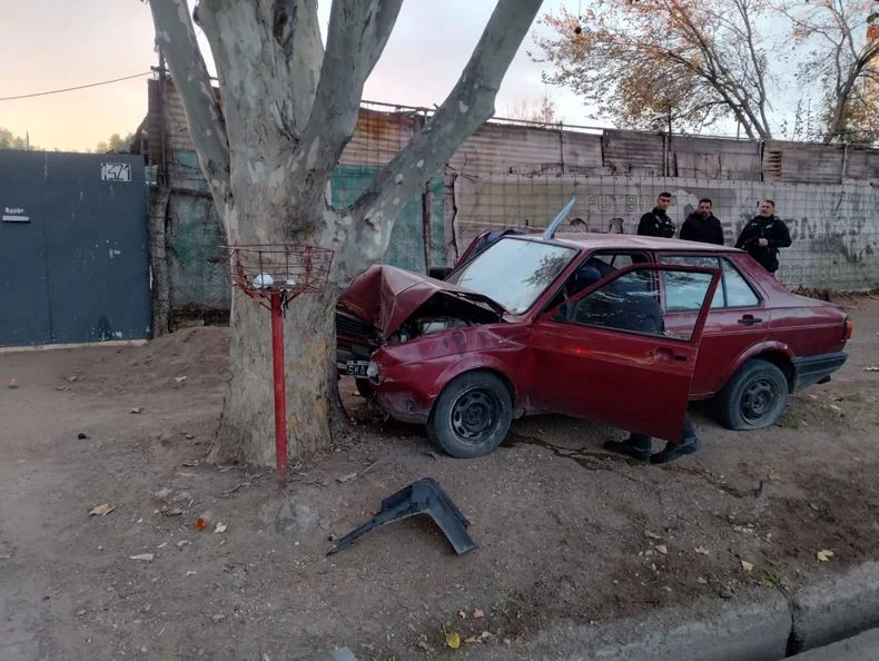 La detención se produjo tras atropellar a un ciclista y chocar contra un árbol.