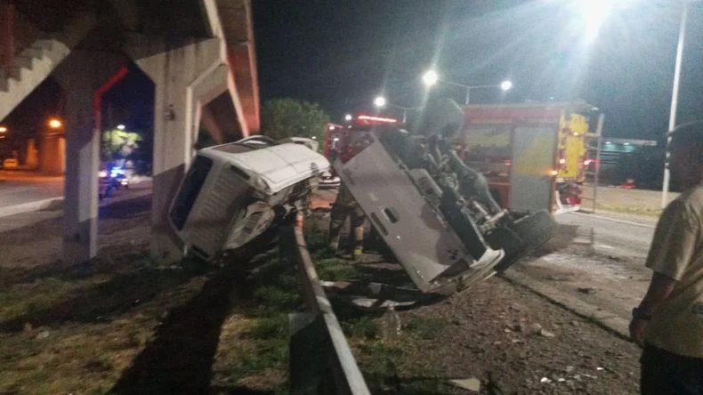 Vuelco de una camioneta en el Acceso Este de Guaymallén. 