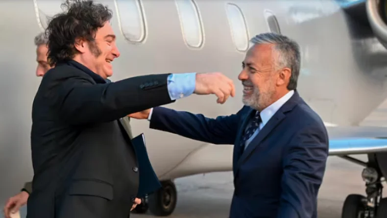 Javier Milei y Alfredo Cornejo en el Aeropuerto de Mendoza. &iquest;Se volver&aacute; a repetir la imagen?