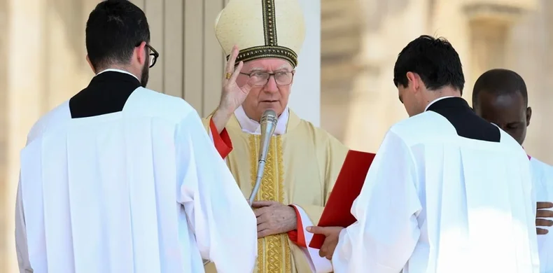 El cardenal Parolin celebr&oacute; la misa.