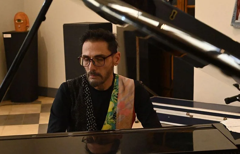 El pianista Favio Serenisky acompaña esta experiencia a puro tango