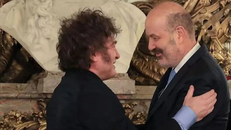 Milei y Sturzenegger impulsan una reforma laboral que ablanda las condiciones a favor de los empresarios. 