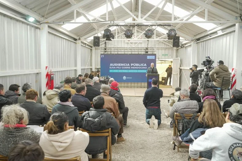 Una postal de la audiencia organizada por el Gobierno en el campamento minero de San Jorge. 