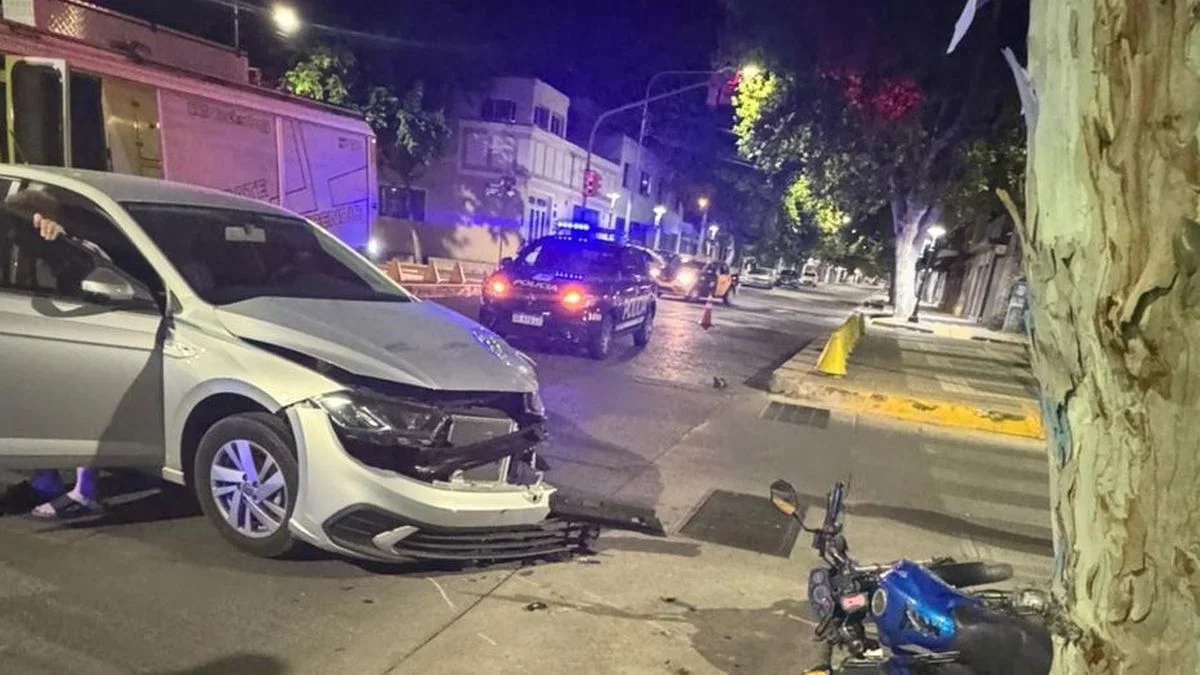 Un motociclista herido tras chocar con un auto y caer a una acequia en Godoy Cruz