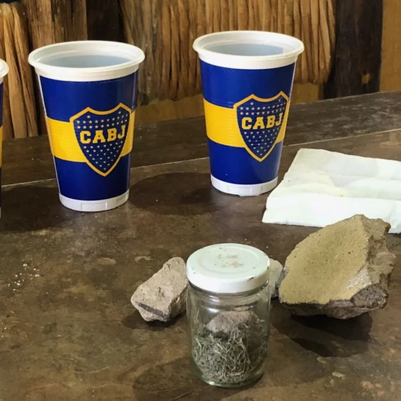 Los souvenirs de sus visitas a la Bombonera.