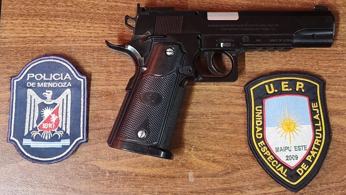 Dos jóvenes fueron aprehendidos en Maipú con una réplica de arma de fuego