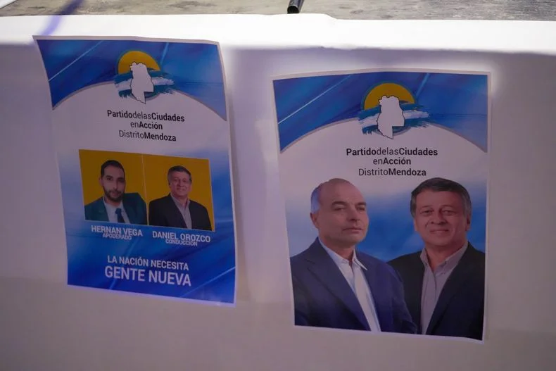 Los primeros folletos que muestran el v&iacute;nculo entre Hern&aacute;n Pablo Vega y Daniel Orozco.