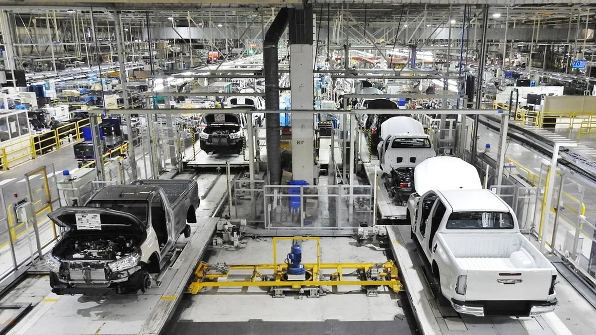 Crisis automotriz: Toyota recorta 500 empleos y elimina el tercer turno en una de sus plantas