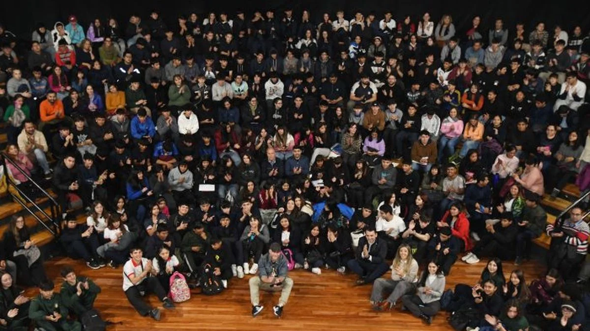 "Mendoza Aumentada": IA en 150 escuelas y nuevas aulas digitales móviles
