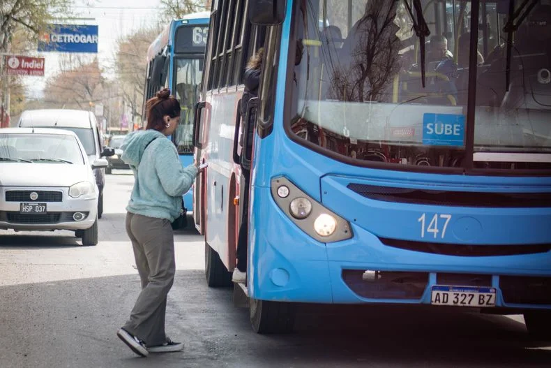 El boleto de micro engrosa la inflación del transporte en Mendoza. Acumula suba de 775% desde que asumió Milei. 