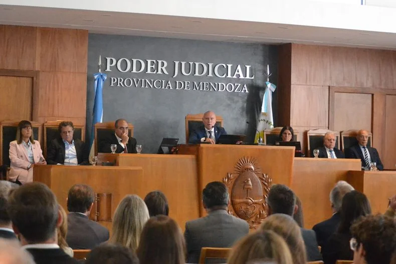 Los siete ministros de la Suprema Corte resolvieron la causa de los funcionarios judiciales. 