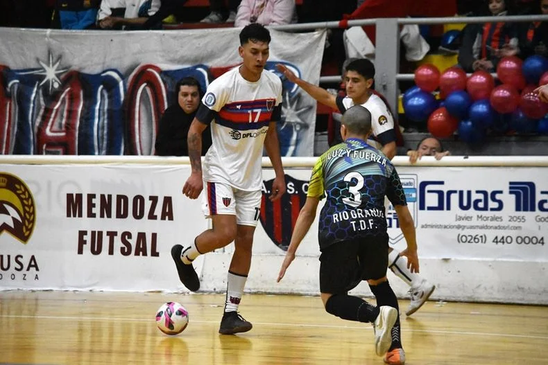 Zu&ntilde;iga y Civelli, de Andes Talleres a ser campeones de f&uacute;tbol de sal&oacute;n en Italia.