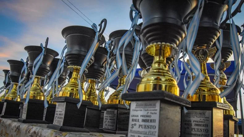 Los hermosos trofeos que se entregaron en la cita.