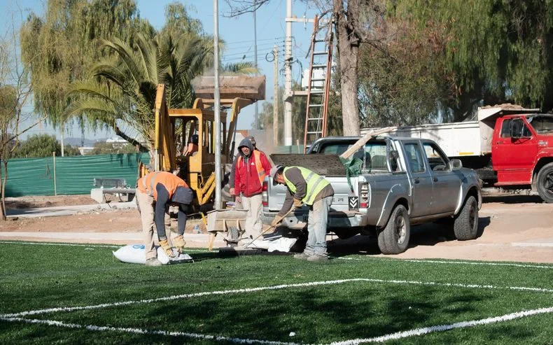 Ulpiano Suarez esperar inaugurar la plaza Chamorro, en el barrio Sanidad, que tendr&aacute; cancha de c&eacute;sped sint&eacute;tico.&nbsp;&nbsp;