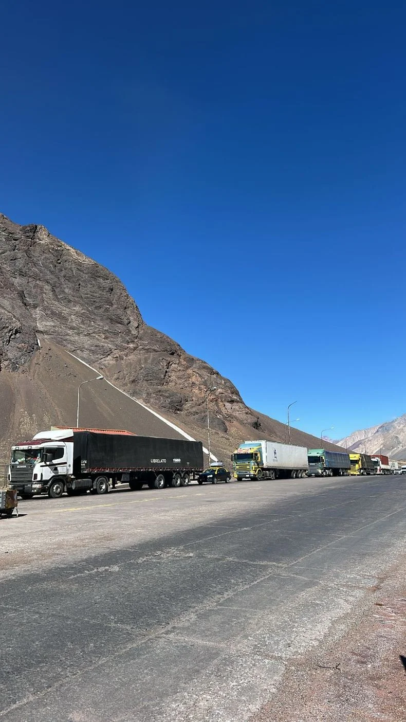 Todo tipo de vehículos pueden cruzar a Chile, tanto por el Paso Internacional Cristo Redentor, como por el Paso Pehuenche. 