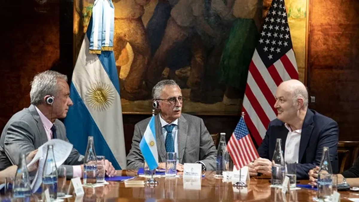 En medio de la visita del secretario de Salud de Donald Trump, Milei anunció motosierra al sistema sanitario