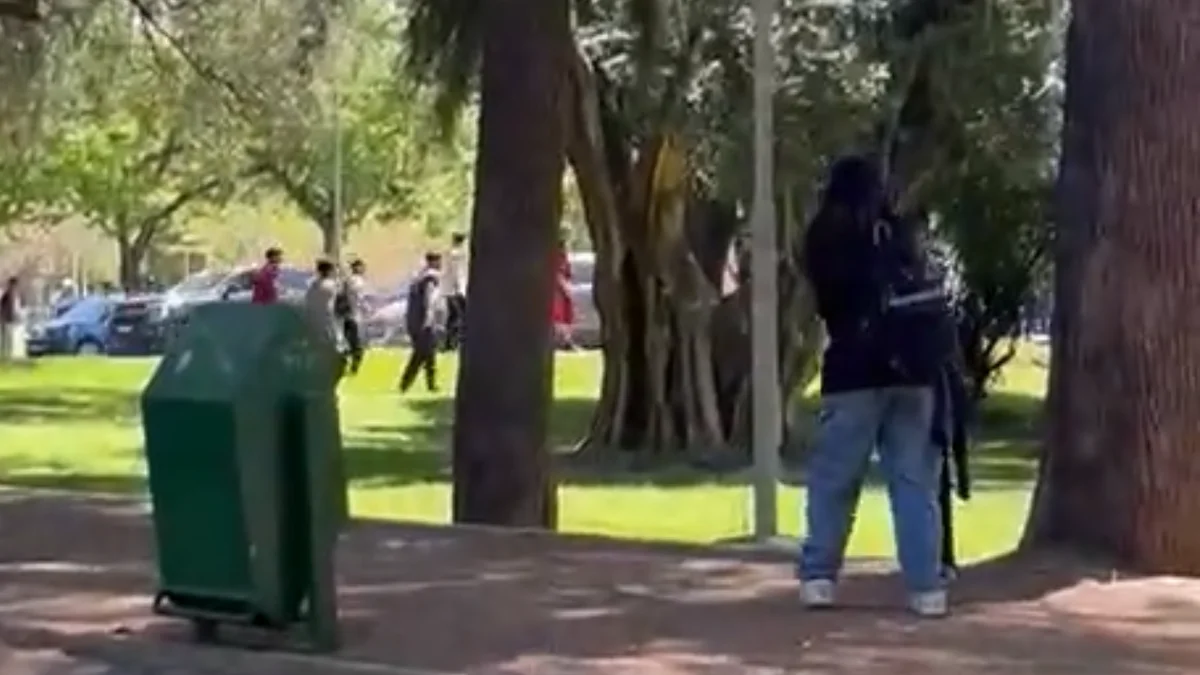 Batalla campal entre alumnos de colegios secundarios de Ciudad dejó a un joven internado