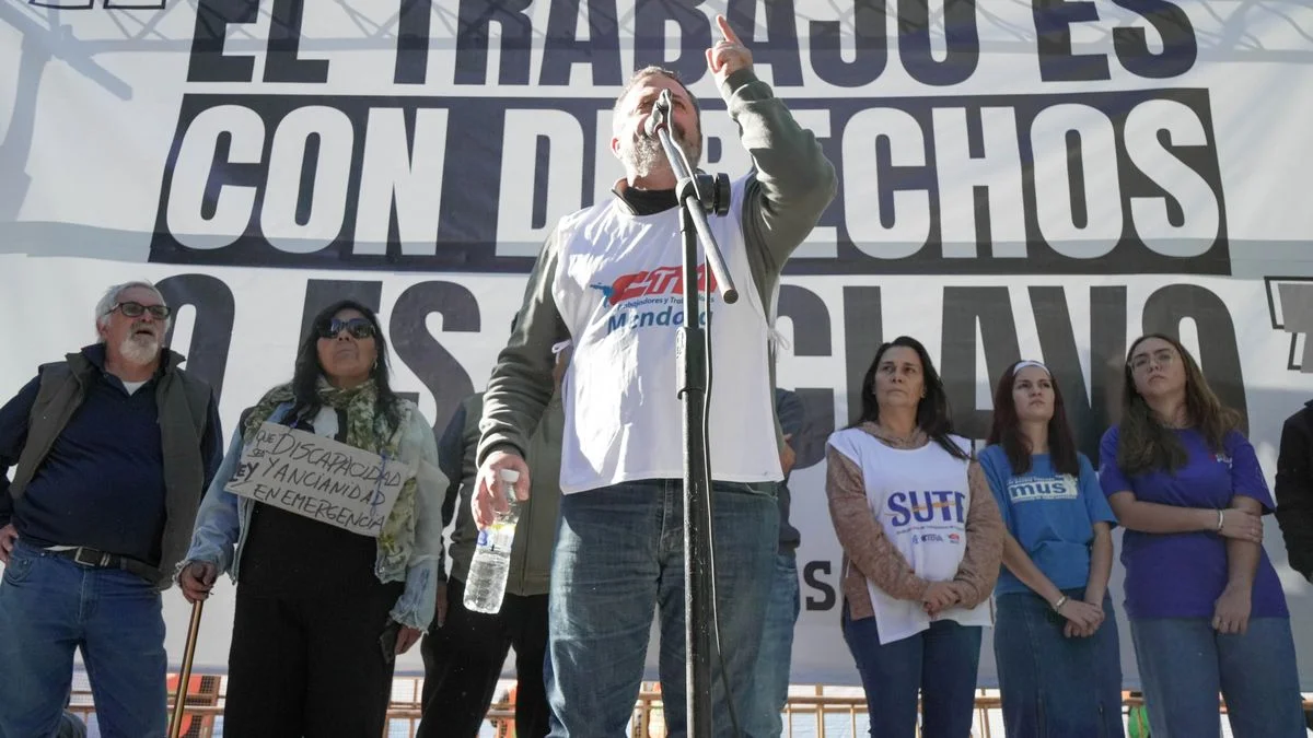 Estudiantes, movimientos sociales y jubilados dieron los discursos más combativos afuera de la Legislatura
