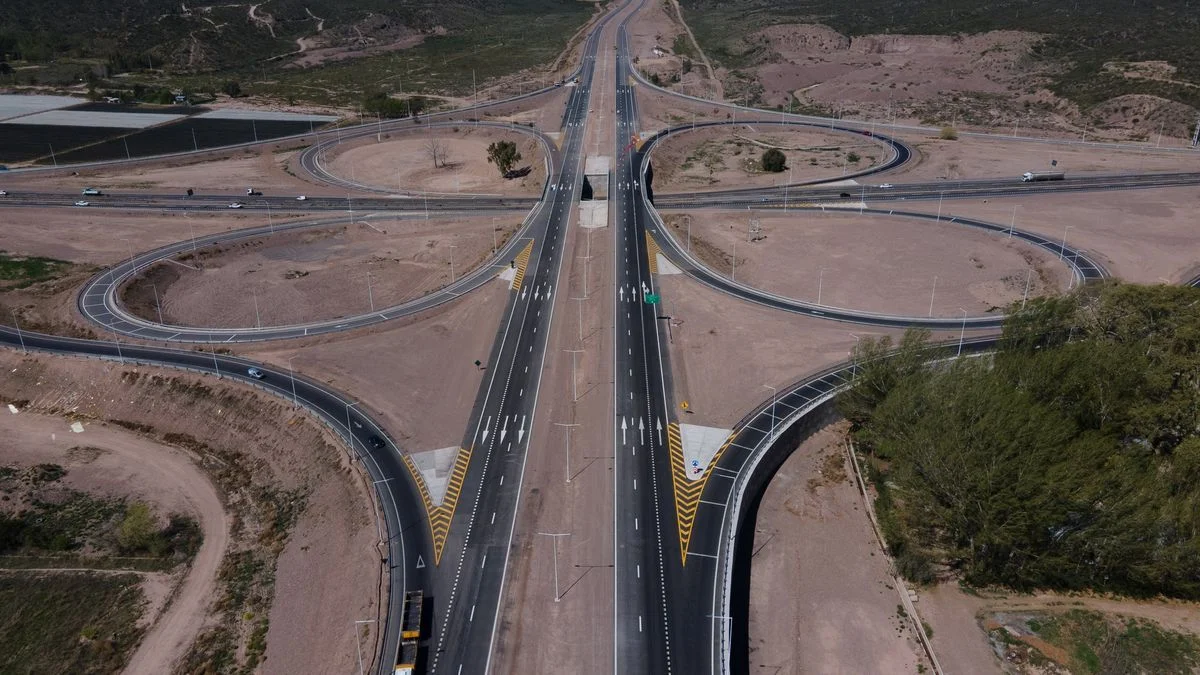 El Gobierno desafió la veda con la recorrida de una obra en el este que quedó inaugurada
