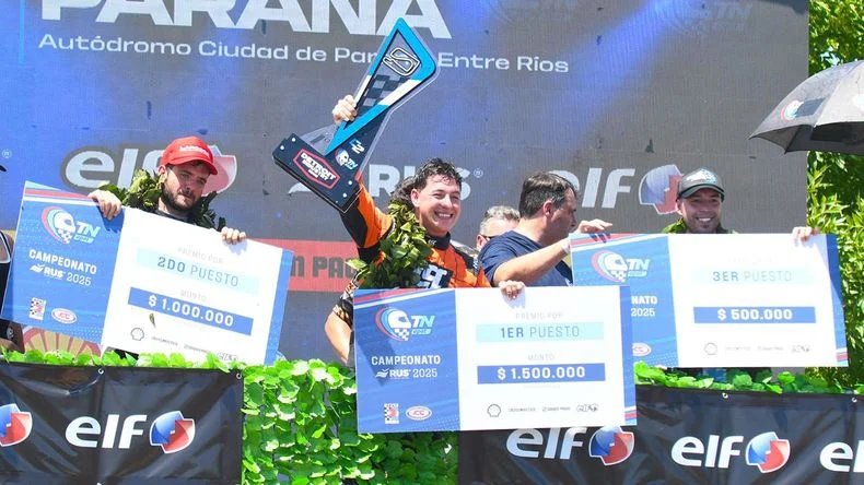 Gonzalo Antol&iacute;n, a la derecha, con el cheque en sus manos.