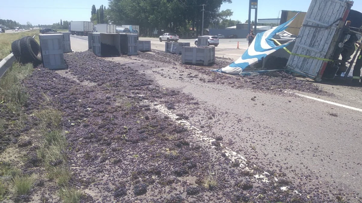 Vuelco repentino en Ruta 40: un camión que transportaba uvas perdió una de sus ruedas y quedó sobre la calzada