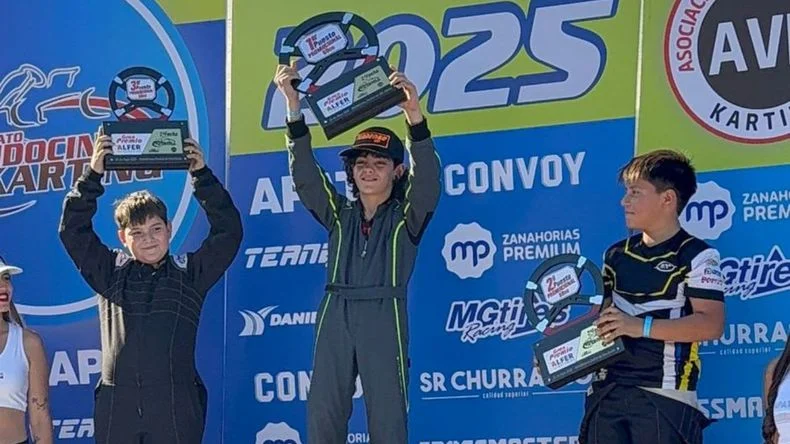 Los pibes de la IAME 60 muestran orgullosos sus trofeos.