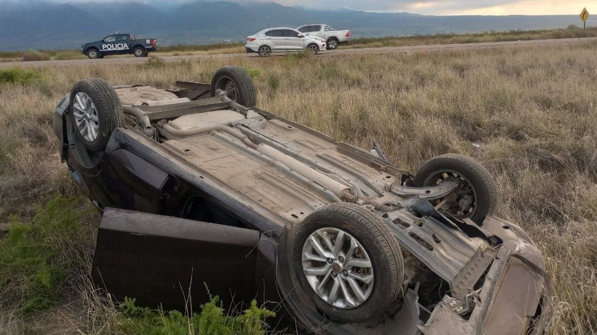 Una mujer perdió el control de su auto y volcó en la Ruta 7