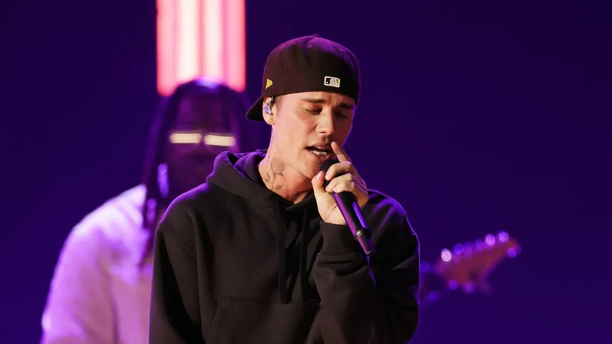 Justin Bieber anunció su séptimo álbum de estudio, acompañado de su esposa y su hijo