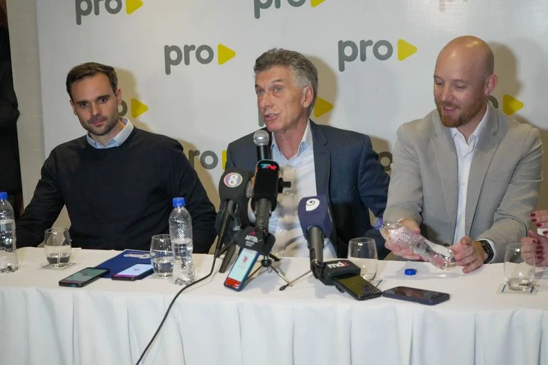 Mauricio Macri se rodeó de jóvenes: Gabriel Pradines a la izquierda y Esteban Allasino a la derecha. 