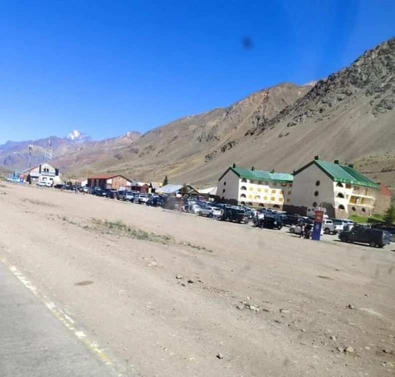 Vehículos aparcados en el parador en Penitentes 