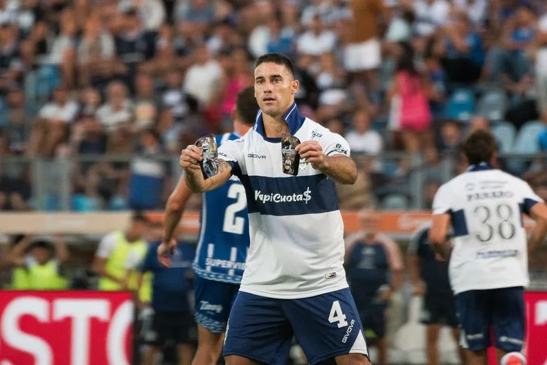 Leonardo Morales festeja su gol.