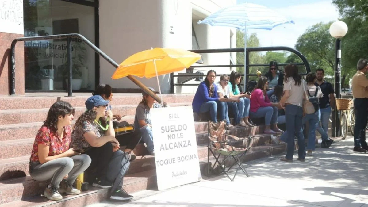 Judiciales en lucha: en San Rafael protestan por salarios y la reducción de personal