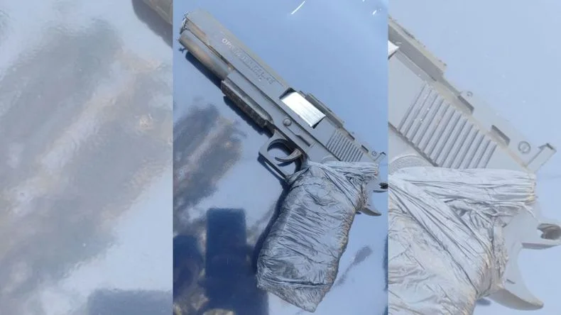 La replica de arma que se encontr&oacute; en Las Heras