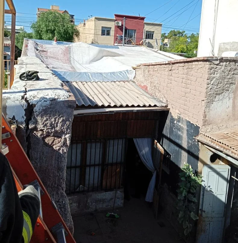 Bomberos ingresaron por un techo aledaño