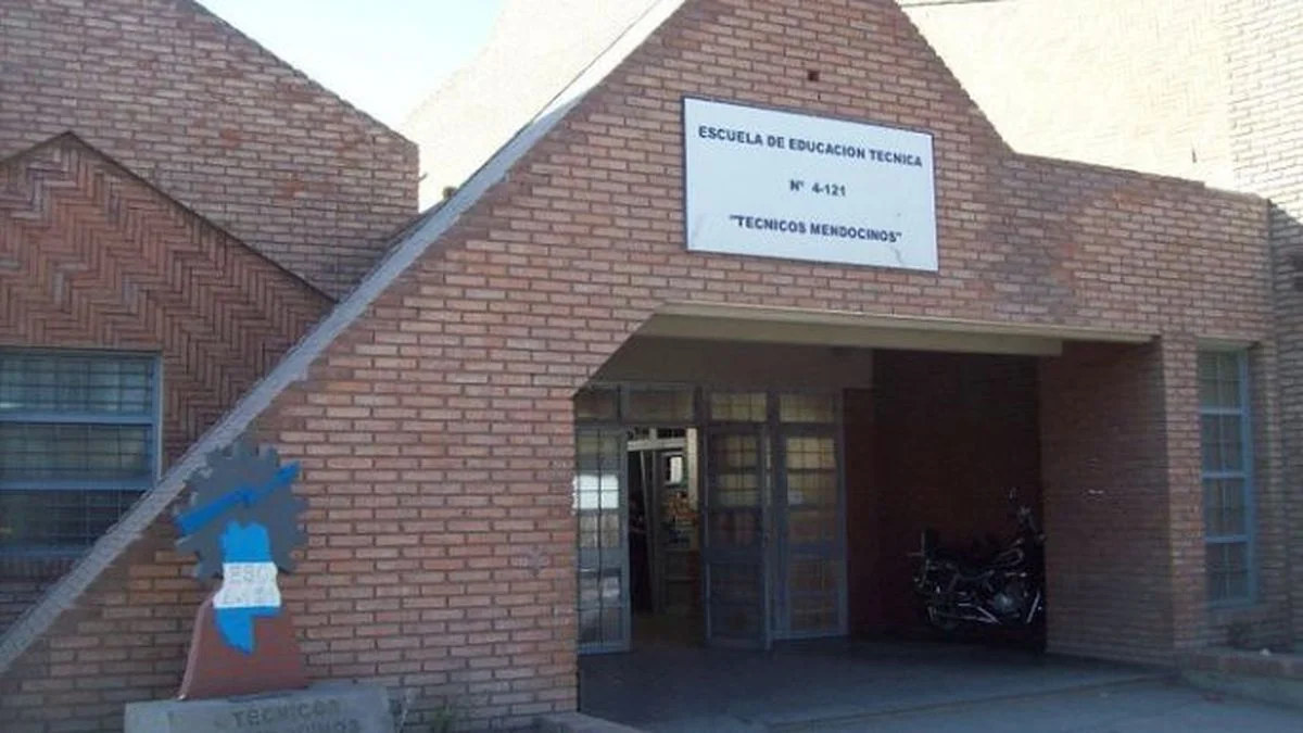 Alerta: un adolescente llevó una réplica de arma a una escuela de Guaymallén y generó preocupación