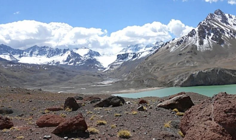 La reforma de la Ley de Glaciares está en la mira de Javier Milei. En Mendoza, un protocolo habilita a las mineras a actuar en periglaciares. 
