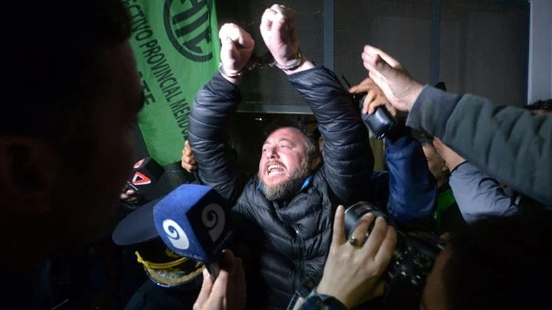Roberto Macho (ATE) encarcelado en plena paritaria en 2022 tras encabezar protestas con cortes de tránsito. 