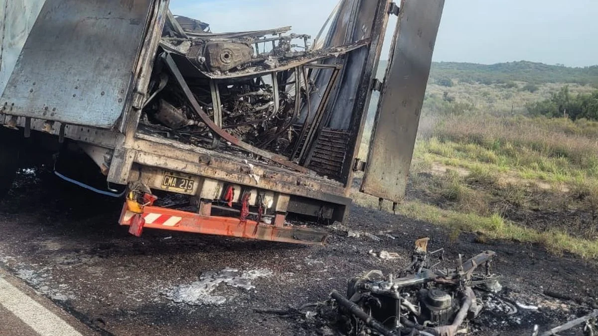 Fotos: se incendió un camión que transportaba decenas de motos por la ruta 7