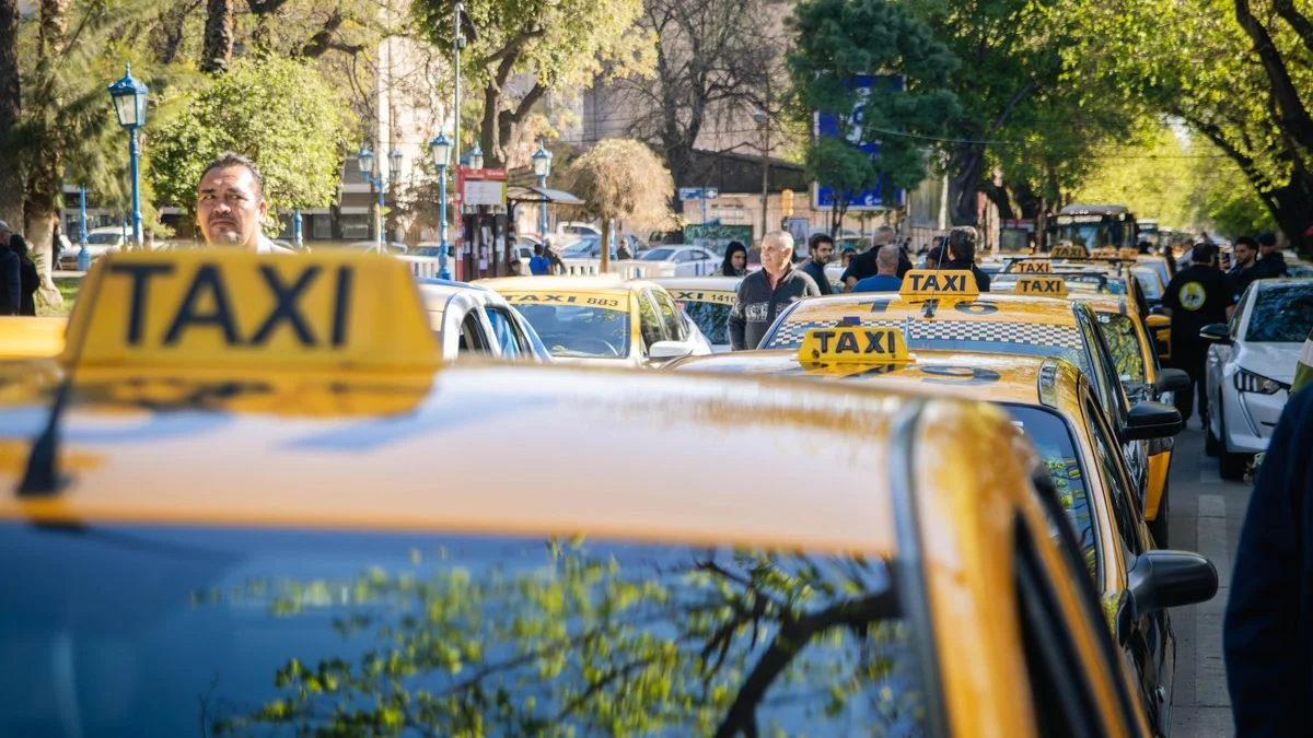 El Gobierno habilitó otro aumento en la tarifa de taxis y remises: el piso de la suba será de 25%