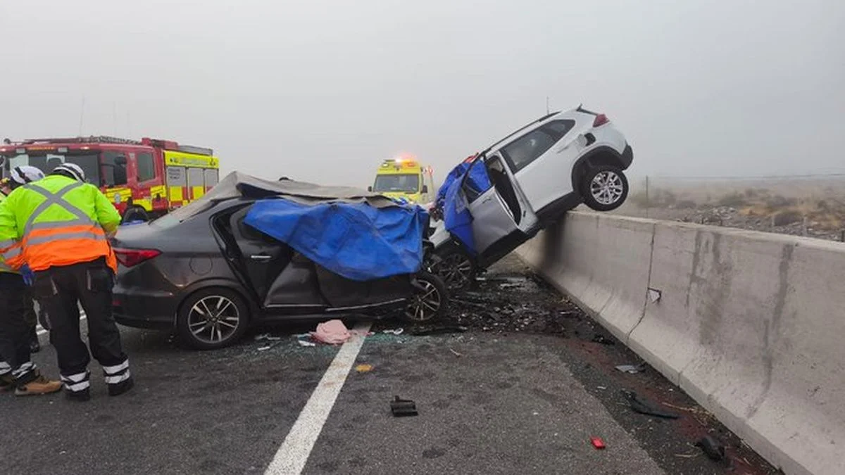 Dos turistas argentinos y un chileno mueren tras un violento choque frontal en una autopista chilena