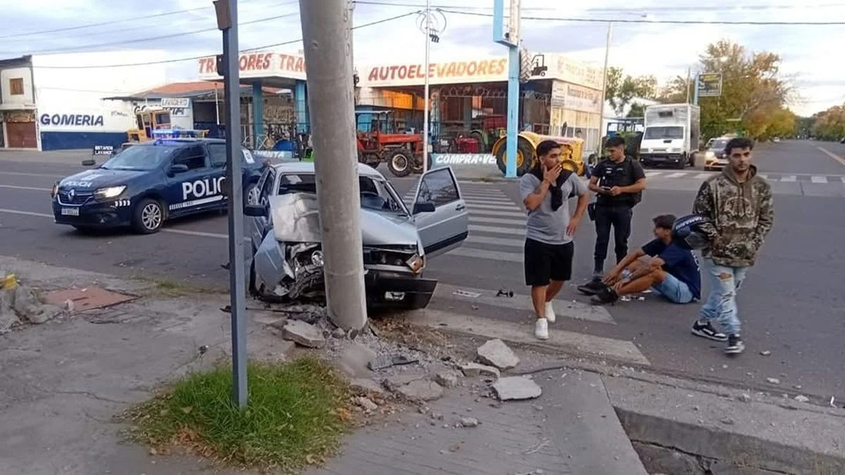 San Rafael: un joven chocó su auto contra un poste y se salvó de milagro