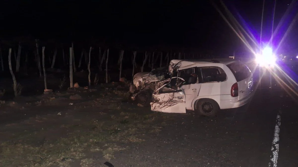 Un muerto y dos heridos: el conductor de una camioneta quiso pasar a un camión y provocó un grave accidente